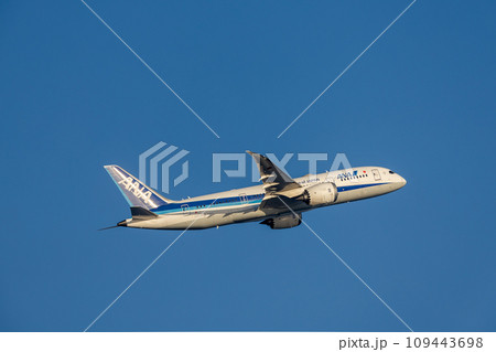 羽田空港を離陸する旅客機・航空機・全日空ボーイング787 109443698