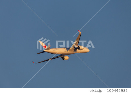 羽田空港を離陸した旅客機・JAL・エアバス・A350 109443985