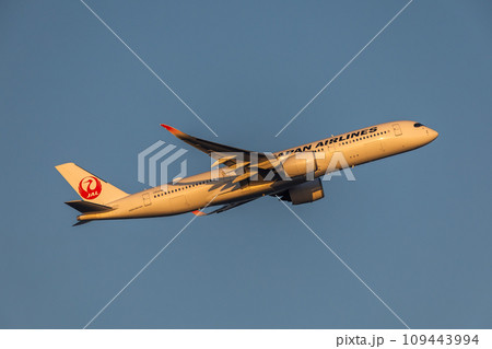 羽田空港を離陸した旅客機・日本航空・エアバス・A350 羽田空港を離陸した旅客機・日本航空・エアバス・A350 109443994