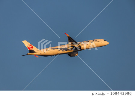 羽田空港を離陸した旅客機・日本航空・エアバス・A350 109443996