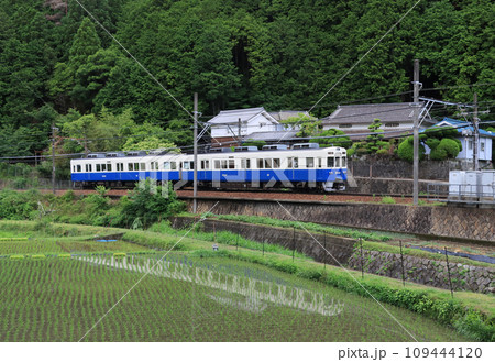 能勢電鉄　妙見口駅付近を走る5100系電車 109444120