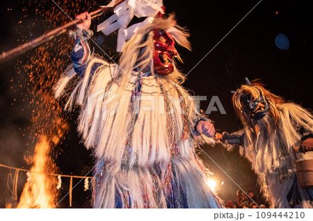 なまはげ踊り　柴灯祭り　秋田県男鹿半島 109444210
