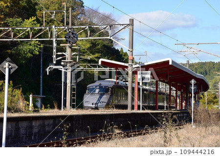 霧島市 JR日豊本線の霧島神宮駅ホームと特急列車 霧島市 JR日豊本線の霧島神宮駅ホームと特急列車 109444216