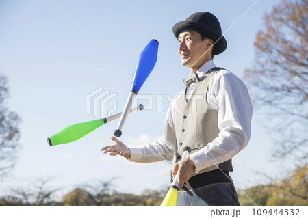 ジャグリングをする男性イメージ ジャグリングをする男性イメージ 109444332