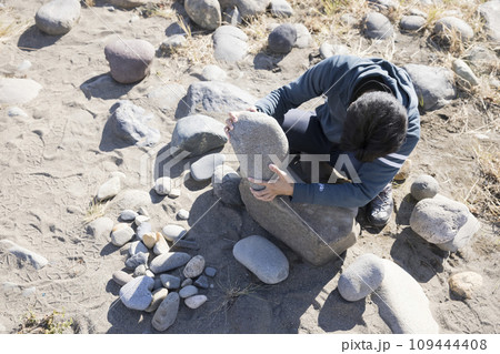 ロックバランシングをする男性 109444408