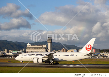 大阪空港を離陸した旅客機・航空機・日本航空ボーイング787 大阪空港を離陸した旅客機・航空機・日本航空ボーイング787 109444785