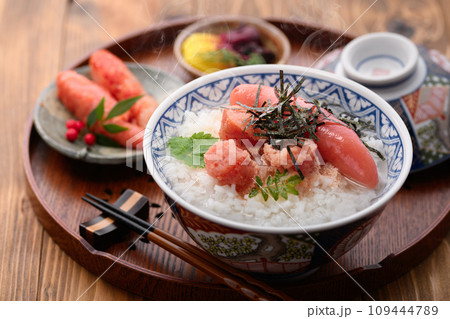 たっぷりのタラコをのせた明太子茶漬け  (丼)刻みのりと山椒の葉をそえて 109444789