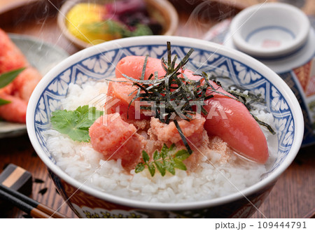 たっぷりのタラコをのせた明太子茶漬け (丼)刻みのりと山椒の葉をそえて たっぷりのタラコをのせた明太子茶漬け (丼)刻みのりと山椒の葉をそえて 109444791