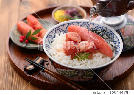 たっぷりのタラコをのせた明太子茶漬け (丼)山椒の葉をそえて たっぷりのタラコをのせた明太子茶漬け (丼)山椒の葉をそえて 109444795