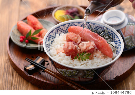 たっぷりのタラコをのせた明太子茶漬け  (丼)山椒の葉をそえて 109444796