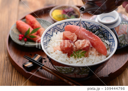 たっぷりのタラコをのせた明太子茶漬け  (丼)山椒の葉をそえて 109444798