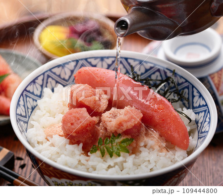 たっぷりのタラコをのせた明太子茶漬け (丼)山椒の葉をそえて たっぷりのタラコをのせた明太子茶漬け (丼)山椒の葉をそえて 109444800
