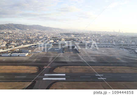 大阪国際空港(伊丹空港)・空撮／大阪府豊中市蛍池西町 109444858