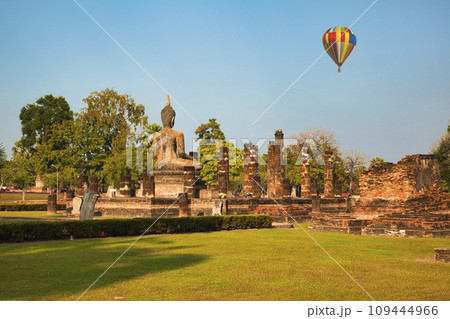 スコータイ歴史公園のワット・マハータート遺跡 109444966