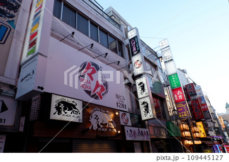 歌舞伎町の飲食店街 歌舞伎町の飲食店街 109445127