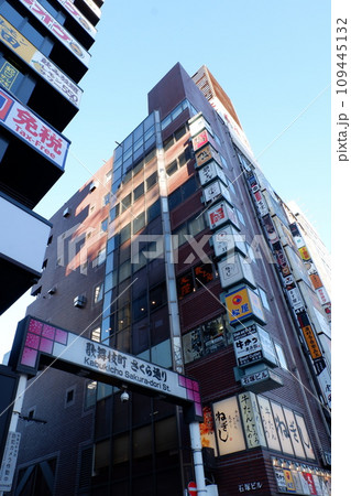 歌舞伎町さくら通り入り口 109445132