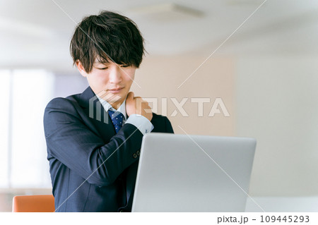 キャパオーバー・疲労・肩こり・仕事終わり・終業・定時に一息つく若いアジア人ビジネスマン キャパオーバー・疲労・肩こり・仕事終わり・終業・定時に一息つく若いアジア人ビジネスマン 109445293