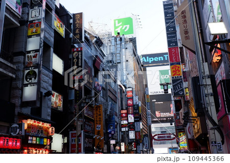 歌舞伎町一番街の店舗群 109445366