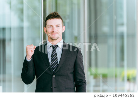 都会で働く欧米人ビジネスマンの白人男性（商社・貿易・グローバル・通訳・翻訳） 109445565