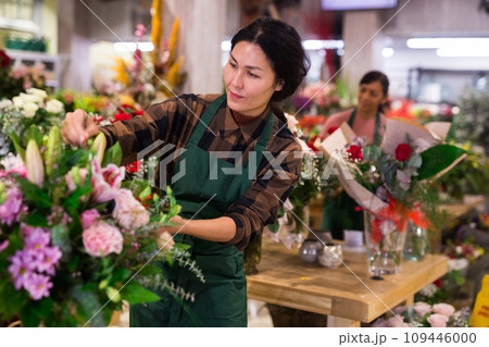 Asian flower seller prepares a luxury bouquet at flower shop 109446000