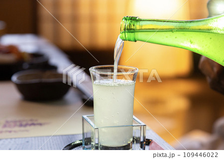 濁り酒をコップに注ぐ 109446022