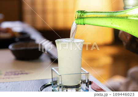 濁り酒をコップに注ぐ 109446023