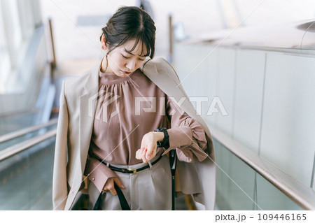 時間がなくて急ぐ・忙しいビジネスウーマン(出勤・通勤) 時間がなくて急ぐ・忙しいビジネスウーマン(出勤・通勤) 109446165