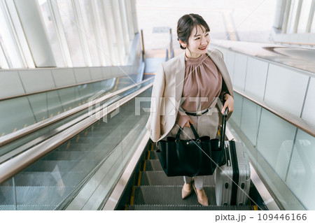 空港・駅のエスカレーターを昇る出張のビジネスウーマン(出勤・通勤) 空港・駅のエスカレーターを昇る出張のビジネスウーマン(出勤・通勤) 109446166