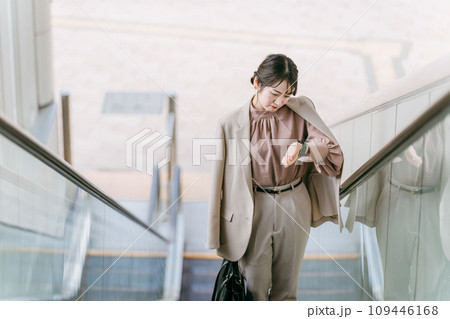 時間がなくて急ぐ・忙しいビジネスウーマン(出勤・通勤) 時間がなくて急ぐ・忙しいビジネスウーマン(出勤・通勤) 109446168