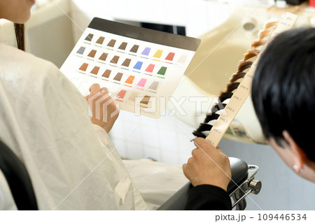 美容室でヘアカラーを選ぶアジア人の女性客 109446534