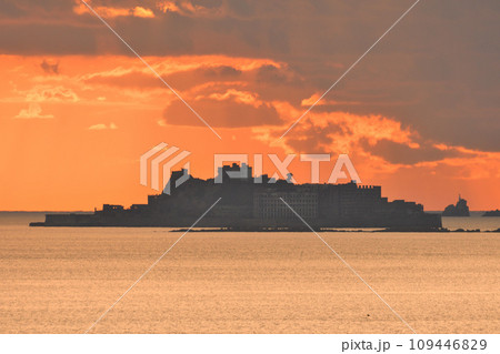軍艦島の夕景 109446829