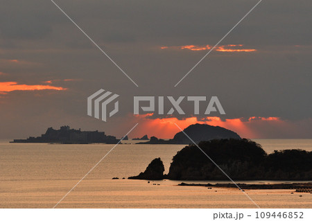 軍艦島の夕景 109446852
