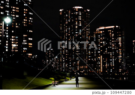 隅田川沿いに並ぶ高層マンション群 隅田川沿いに並ぶ高層マンション群 109447280