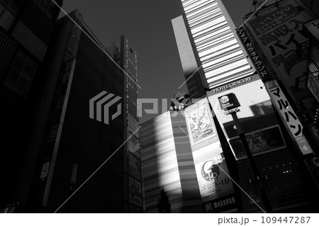 セントラルロードから見た新宿東宝ビル セントラルロードから見た新宿東宝ビル 109447287