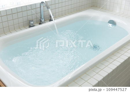 お湯の張ったバスタブ 109447527