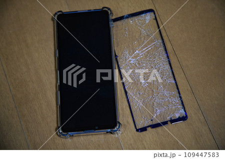 割れたスマートフォンの保護フイルム 割れたスマートフォンの保護フイルム 109447583