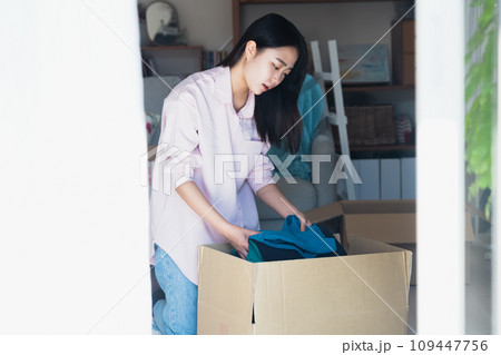 引越の準備をする若い女性 引越の準備をする若い女性 109447756