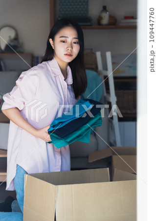 引越の準備をする若い女性 109447760