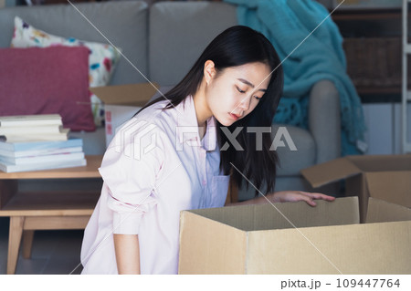 引越の準備をする若い女性 引越の準備をする若い女性 109447764