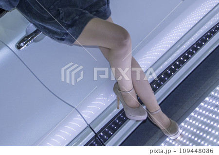 車に寄りかかる女性の美脚 車に寄りかかる女性の美脚 109448086