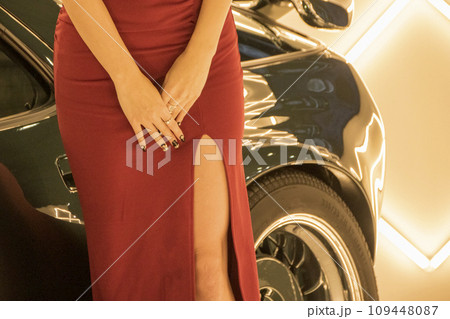 車の横に立つ女性モデルの手 車の横に立つ女性モデルの手 109448087