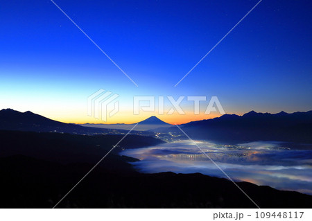 雲海に包まれる諏訪湖と富士山／長野県塩尻市　高ボッチ高原 109448117