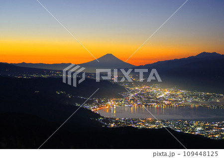 夜明け前の諏訪湖夜景と朝焼けの富士山／長野県塩尻市 高ボッチ高原 109448125