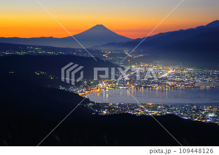 夜明け前の諏訪湖夜景と朝焼けの富士山/長野県塩尻市 高ボッチ高原 夜明け前の諏訪湖夜景と朝焼けの富士山/長野県塩尻市 高ボッチ高原 109448126