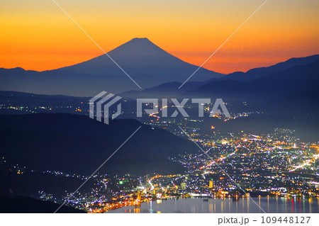 夜明け前の諏訪湖夜景と朝焼けの富士山/長野県塩尻市 高ボッチ高原 夜明け前の諏訪湖夜景と朝焼けの富士山/長野県塩尻市 高ボッチ高原 109448127