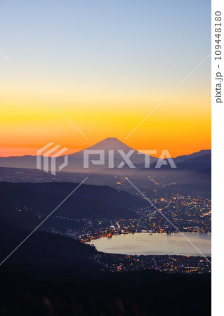 夜明け前の諏訪湖夜景と朝焼けの富士山 109448180
