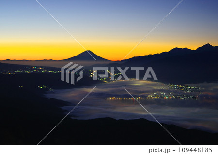 雲海に包まれる諏訪湖と富士山/長野県塩尻市 高ボッチ高原 雲海に包まれる諏訪湖と富士山/長野県塩尻市 高ボッチ高原 109448185