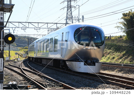 高麗駅を通過して池袋へ向け進行していく特急ラビューの電車 109448226