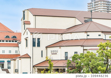 兵庫県宝塚市　宝塚歌劇団の活動拠点の一つ　宝塚バウホール 109448236