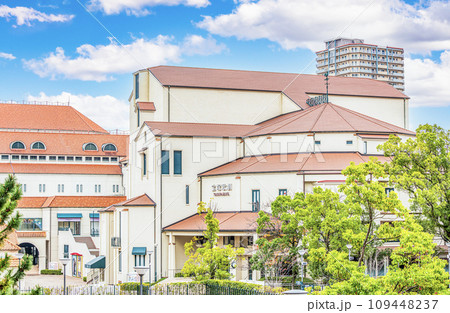 兵庫県宝塚市　宝塚歌劇団の活動拠点の一つ　宝塚バウホール 109448237